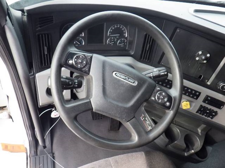 freightliner-cascadia-126-image-19