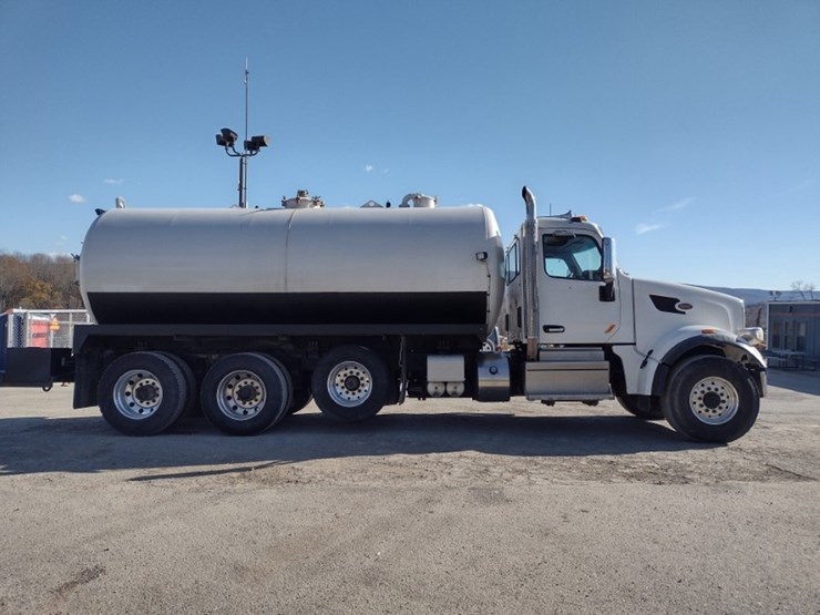 peterbilt-567-image-3