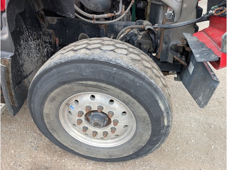 2015-freightliner-114sd-image-18