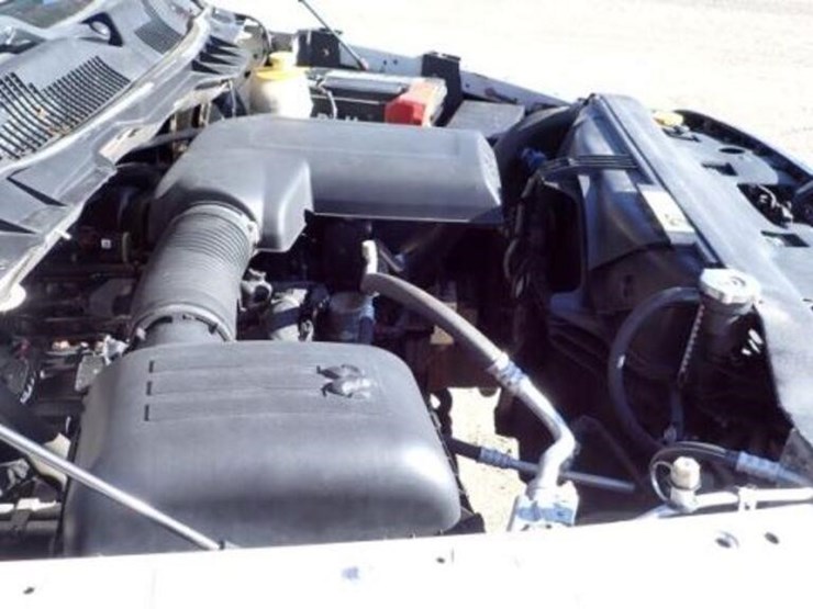 ram-1500-slt-image-17