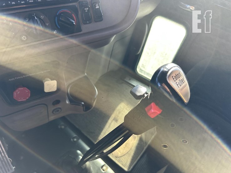 2014-peterbilt-386-image-25