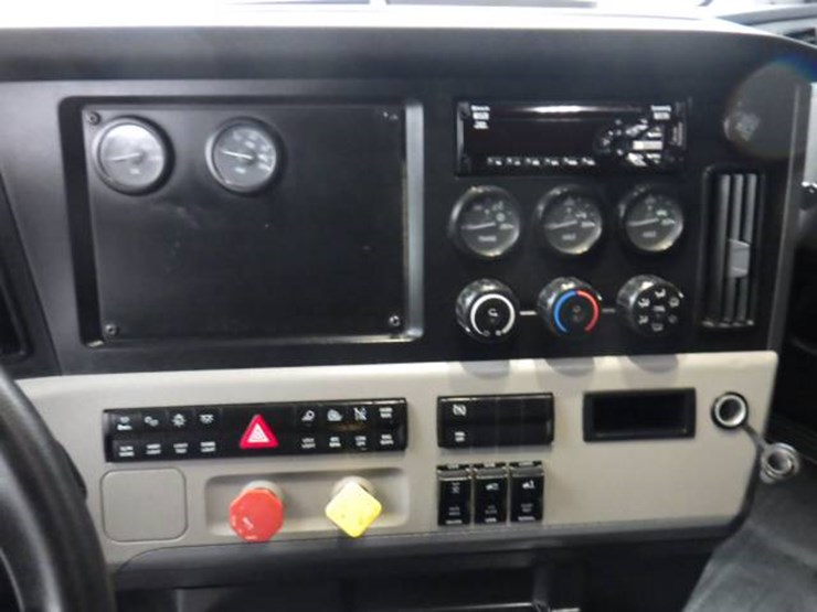 2019-freightliner-cascadia-126-image-21