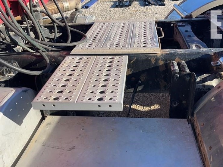 2004-freightliner-columbia-120-image-9