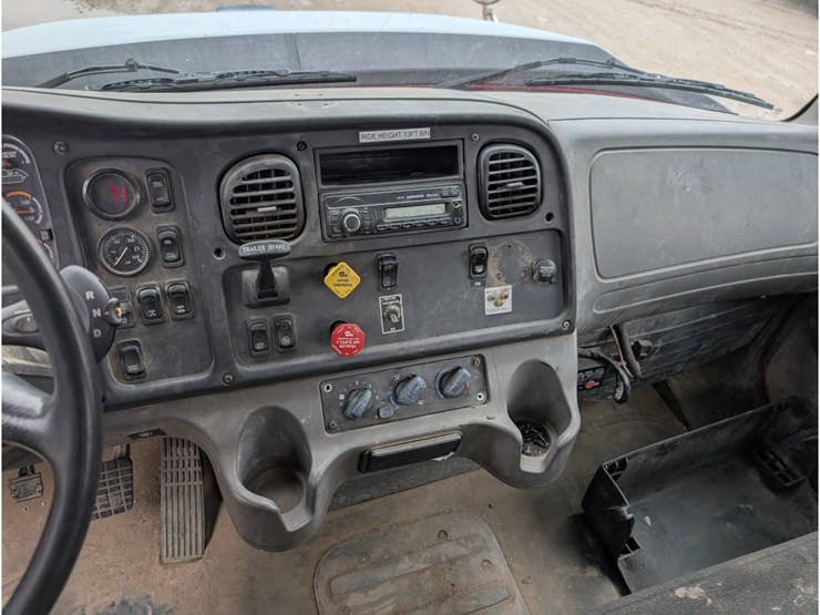 2015-freightliner-114sd-image-29