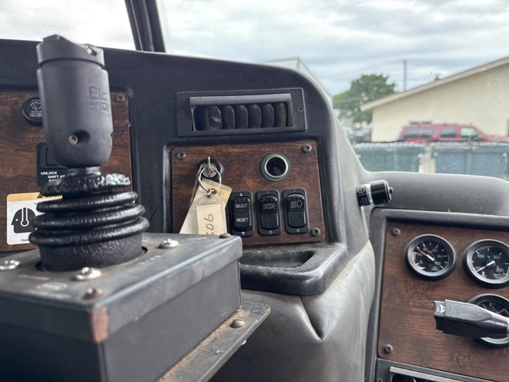 2005-peterbilt-320-image-20