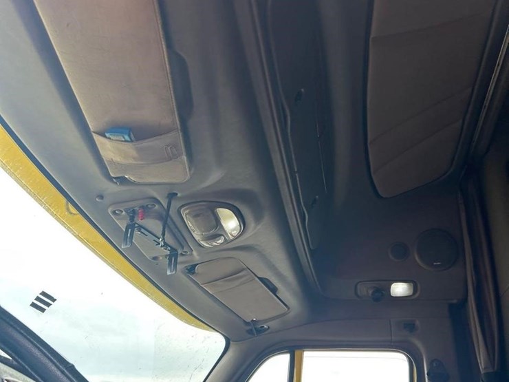 peterbilt-384-image-24