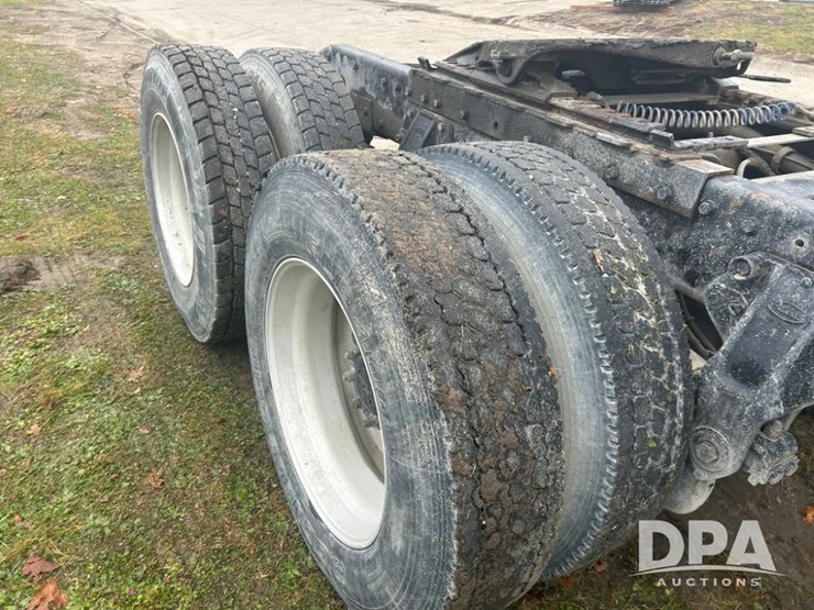 1999-peterbilt-379-image-25