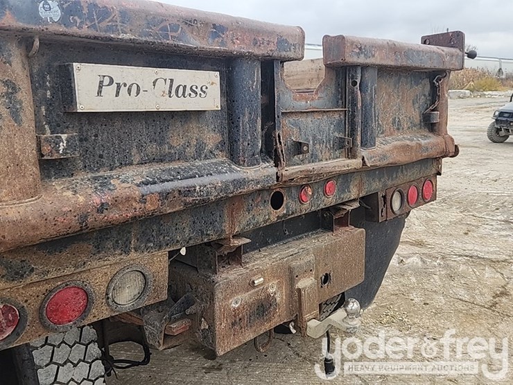 2001-freightliner-fl60-image-22