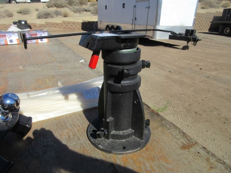 unused-cushioned-5th-wheel-to-gooseneck-hitch-image-1