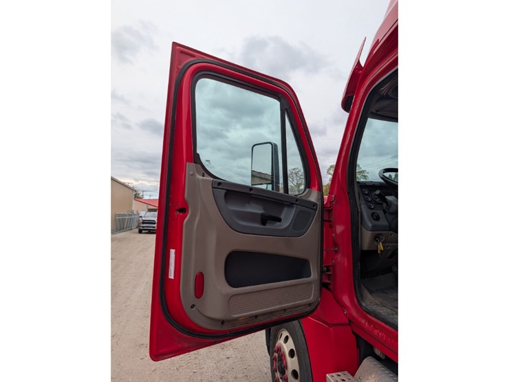 2019-freightliner-cascadia-125-image-18