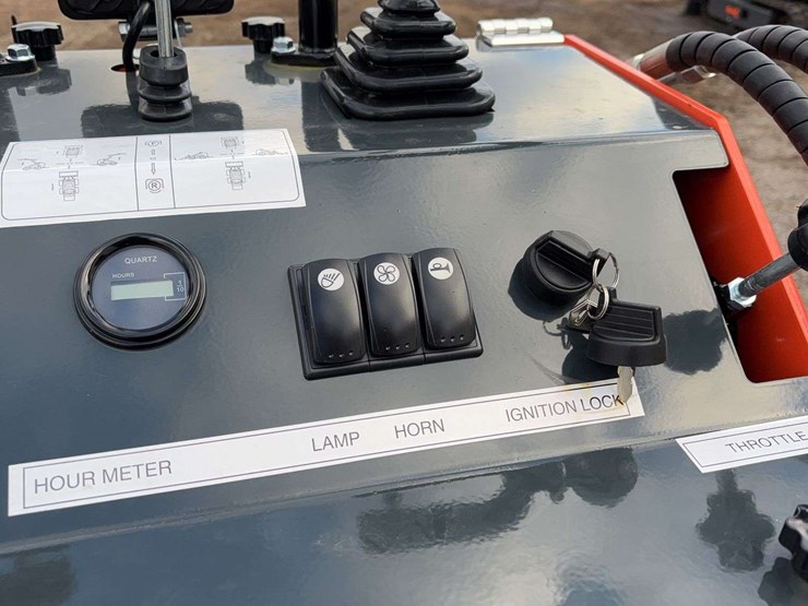 landhero-mini-stand-on-skid-loader-image-17