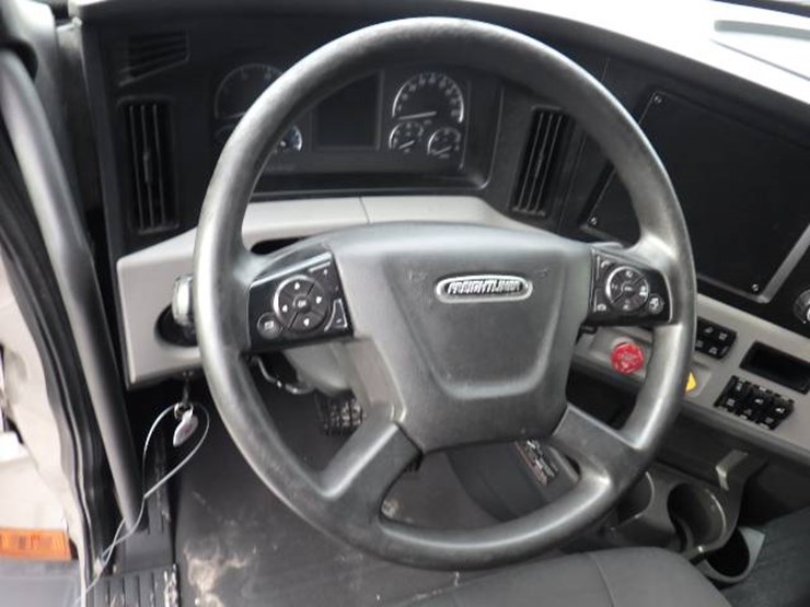 2020-freightliner-cascadia-126-image-17