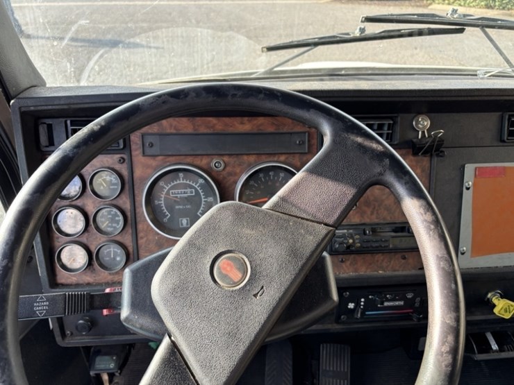 2001-kenworth-t300-image-35