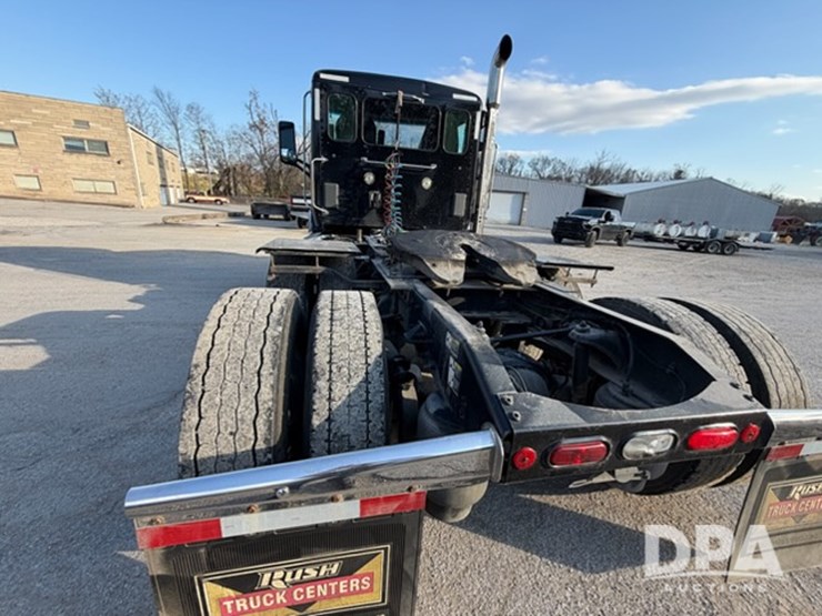 peterbilt-567-image-16