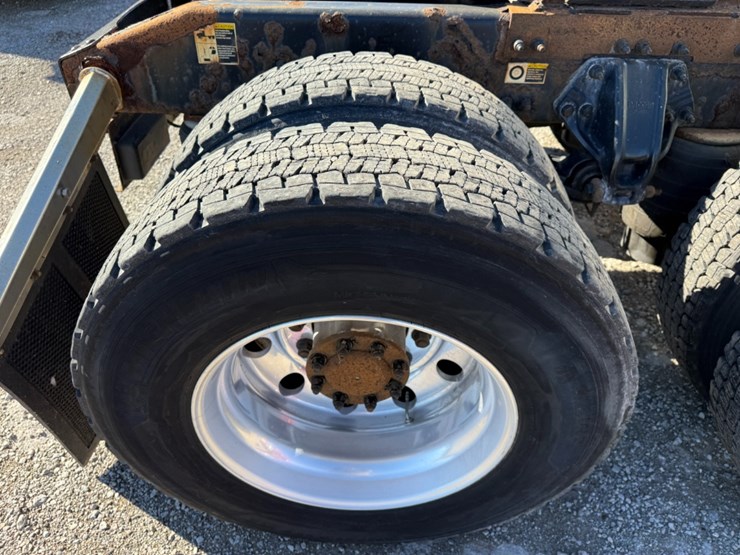 2015-peterbilt-579-image-9