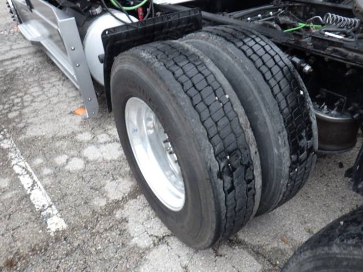 2019-freightliner-cascadia-126-image-20