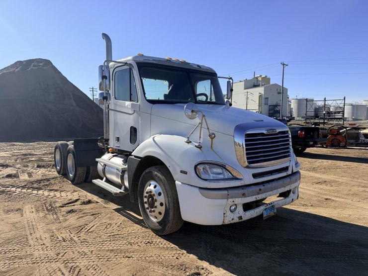 2007-freightliner-columbia-120-image-7