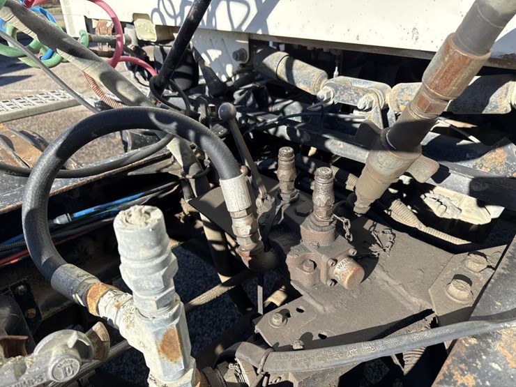 #1994-•-1999-volvo-day-cab-truck-tractor-image-36