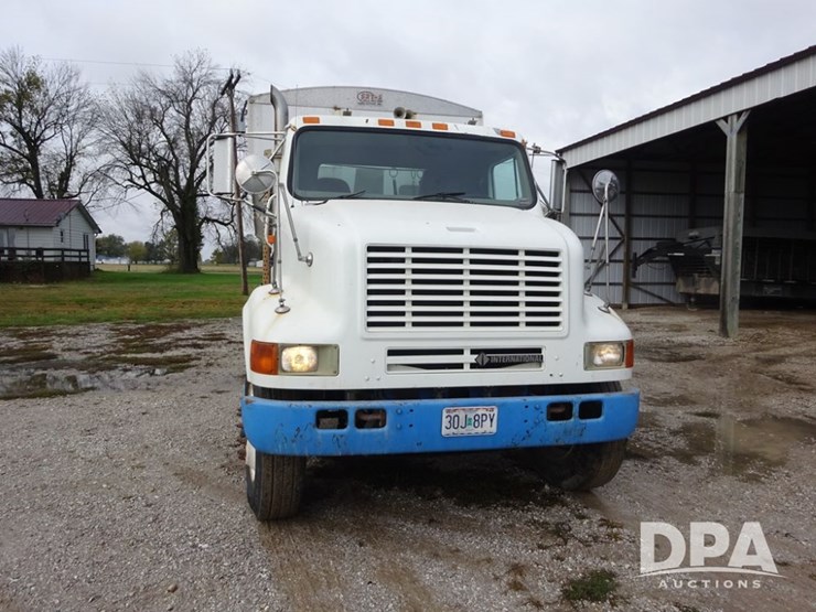 2003-international-8100-image-7