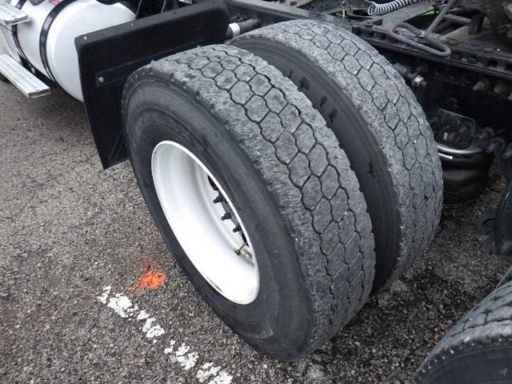 2018-freightliner-cascadia-126-image-14