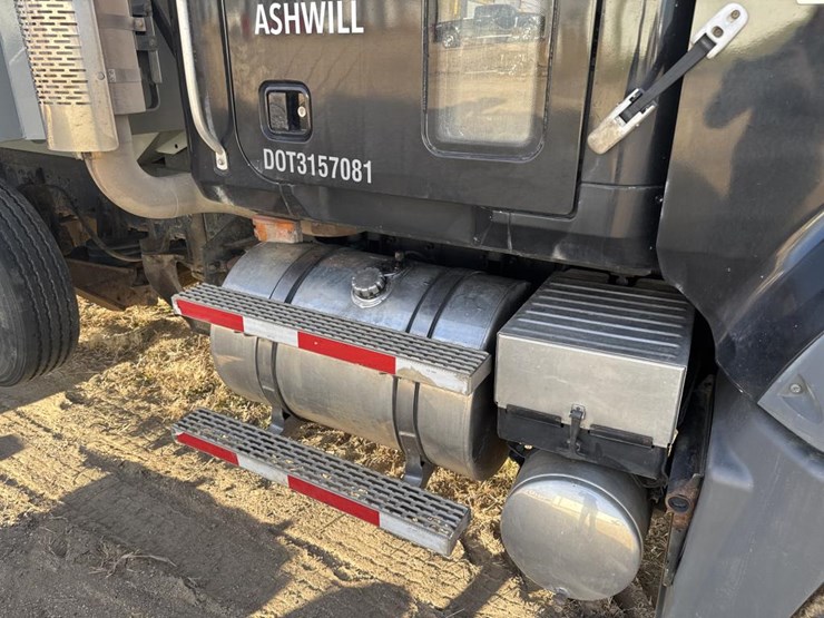 #1463-•-2007-mack-quad-axle-dump-truck-image-19