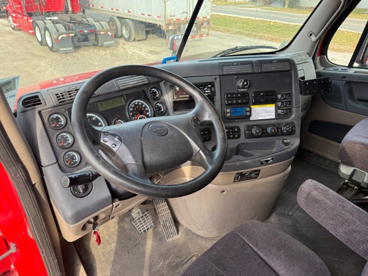 2019-freightliner-cascadia-125-image-19