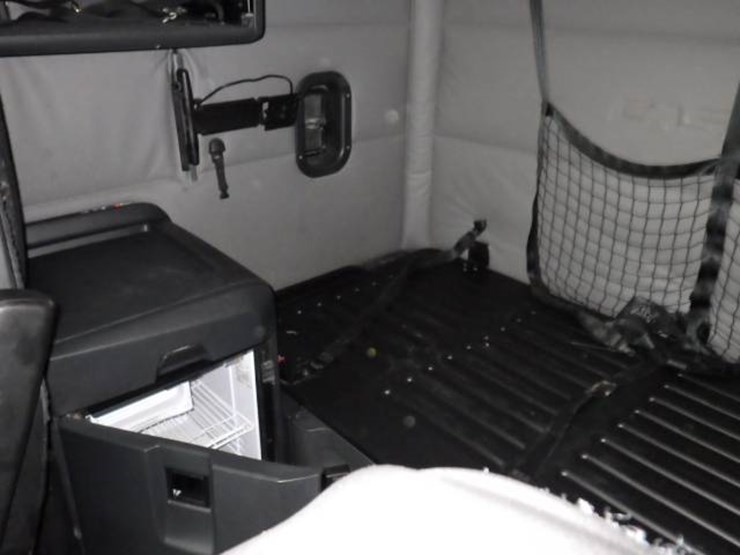 2019-freightliner-cascadia-126-image-23