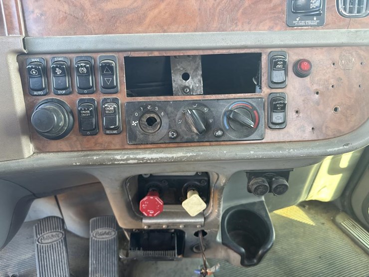2008-peterbilt-388-image-22