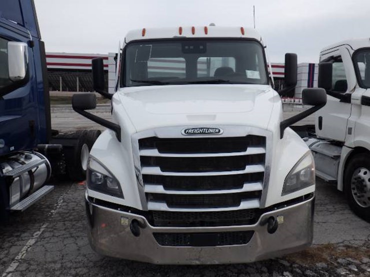 freightliner-cascadia-126-image-2