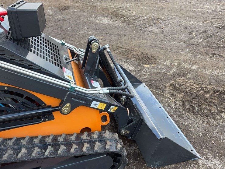 landhero-mini-stand-on-skid-loader-image-9