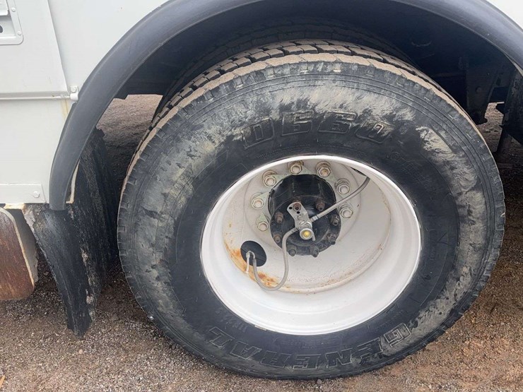 1999-freightliner-fl70-image-12