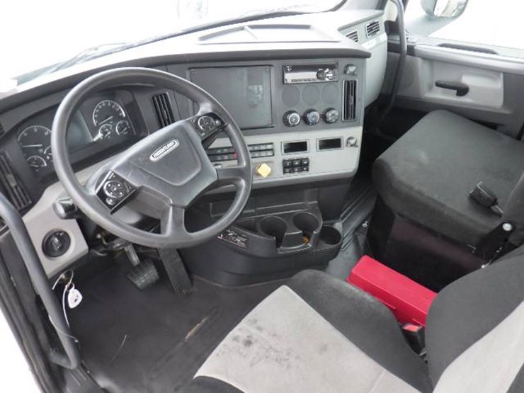 2018-freightliner-cascadia-126-image-18