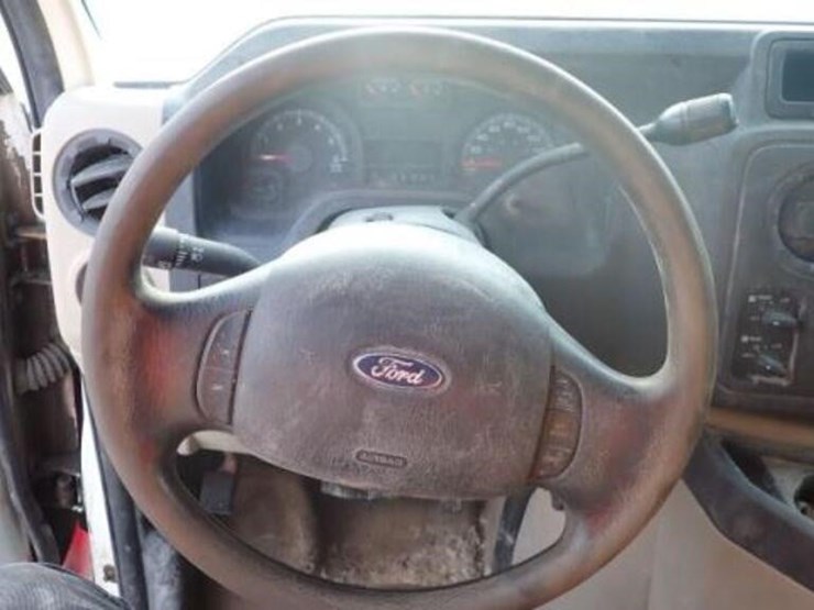 2010-ford-e350-xlt-image-22