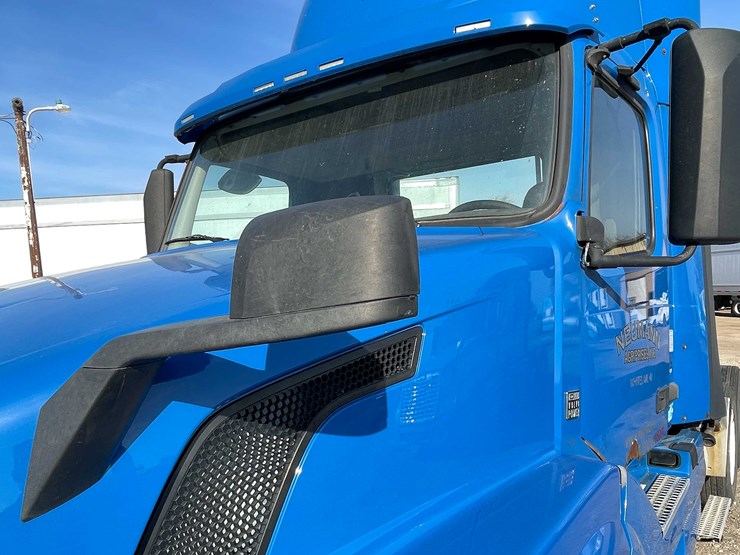 #202-•-2015-volvo-semi-tractor-(has-wi-title)-(denmark,-wi)-image-14