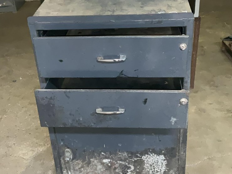 #572-•-metal-cabinet-image-1