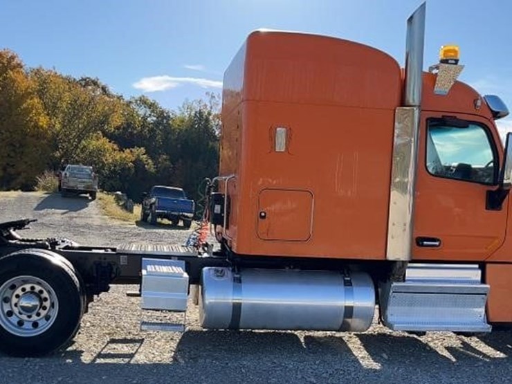 2019-peterbilt-567-image-5