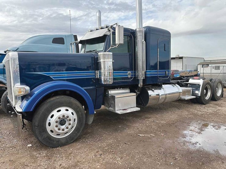 2020-peterbilt-567-image-1