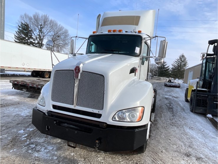 2014-kenworth-t440-image-3