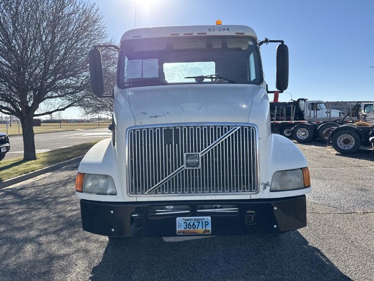 #1994-•-1999-volvo-day-cab-truck-tractor-image-8