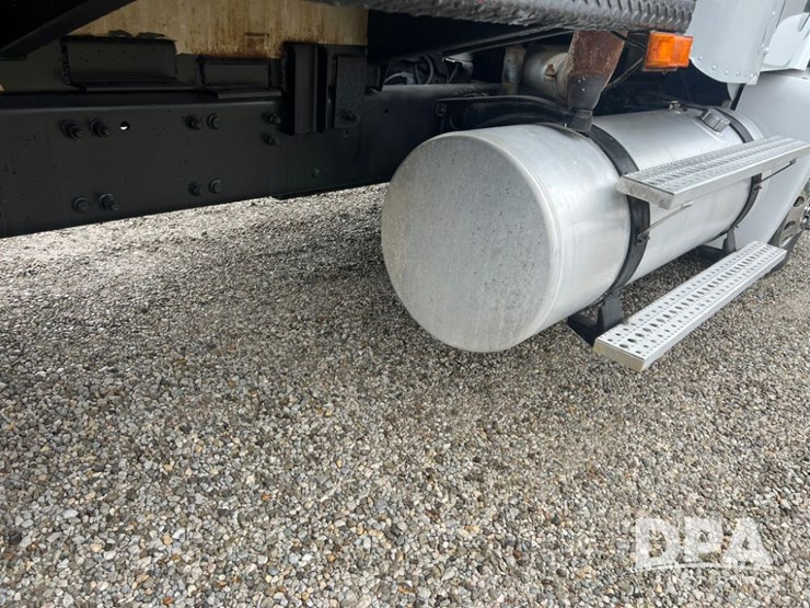 1999-freightliner-flc120-image-32