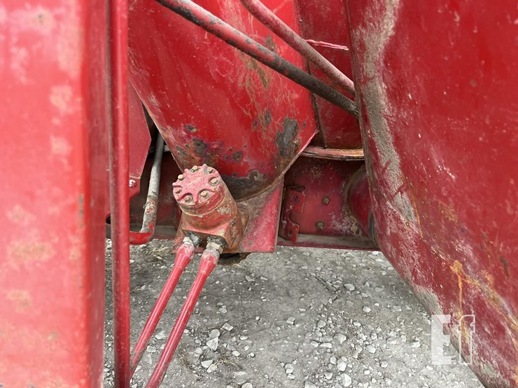 new-holland-354-image-27