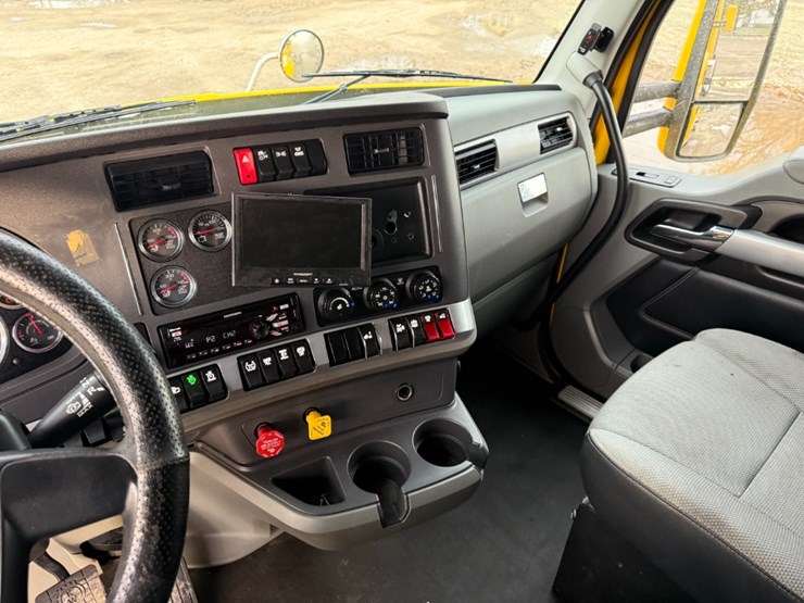 2020-kenworth-t680-image-23