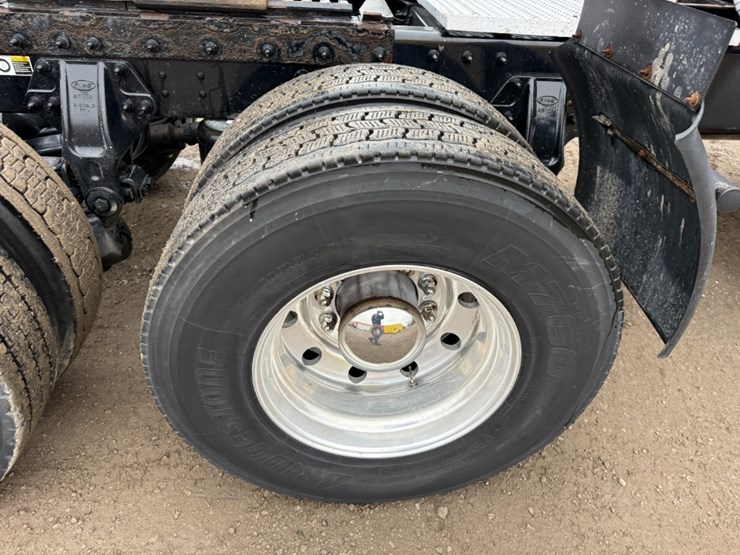 2020-peterbilt-579-image-15