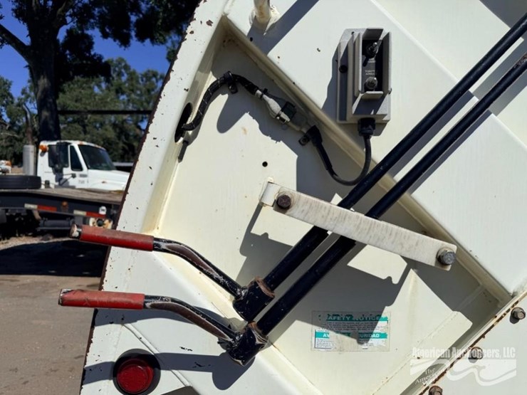 2011-mack-gu812-garbage-truck-image-24