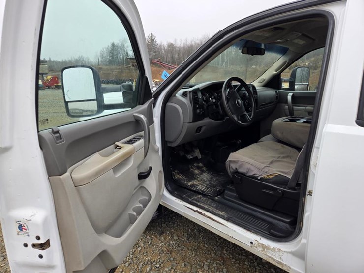 2011-gmc-2500-image-48