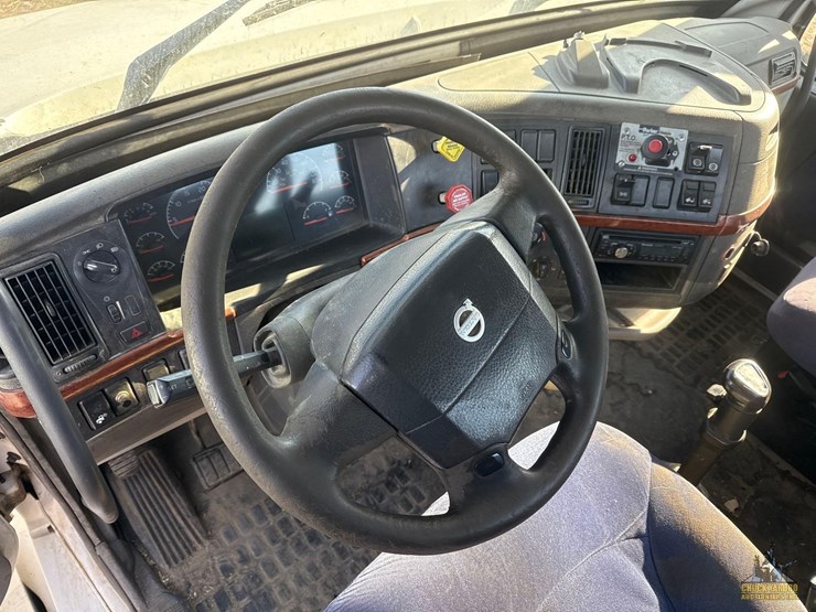 2007-volvo-vnl-semi-truck-image-10