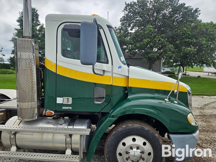 2009-freightliner-columbia-112-image-13