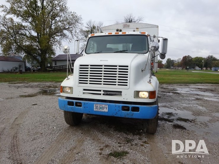 2003-international-8100-image-5