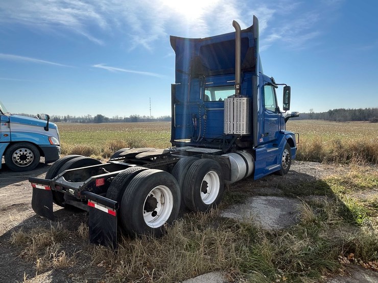 #202-•-2015-volvo-semi-tractor-(has-wi-title)-(denmark,-wi)-image-5