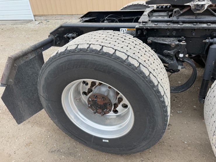 2019-kenworth-t680-image-21